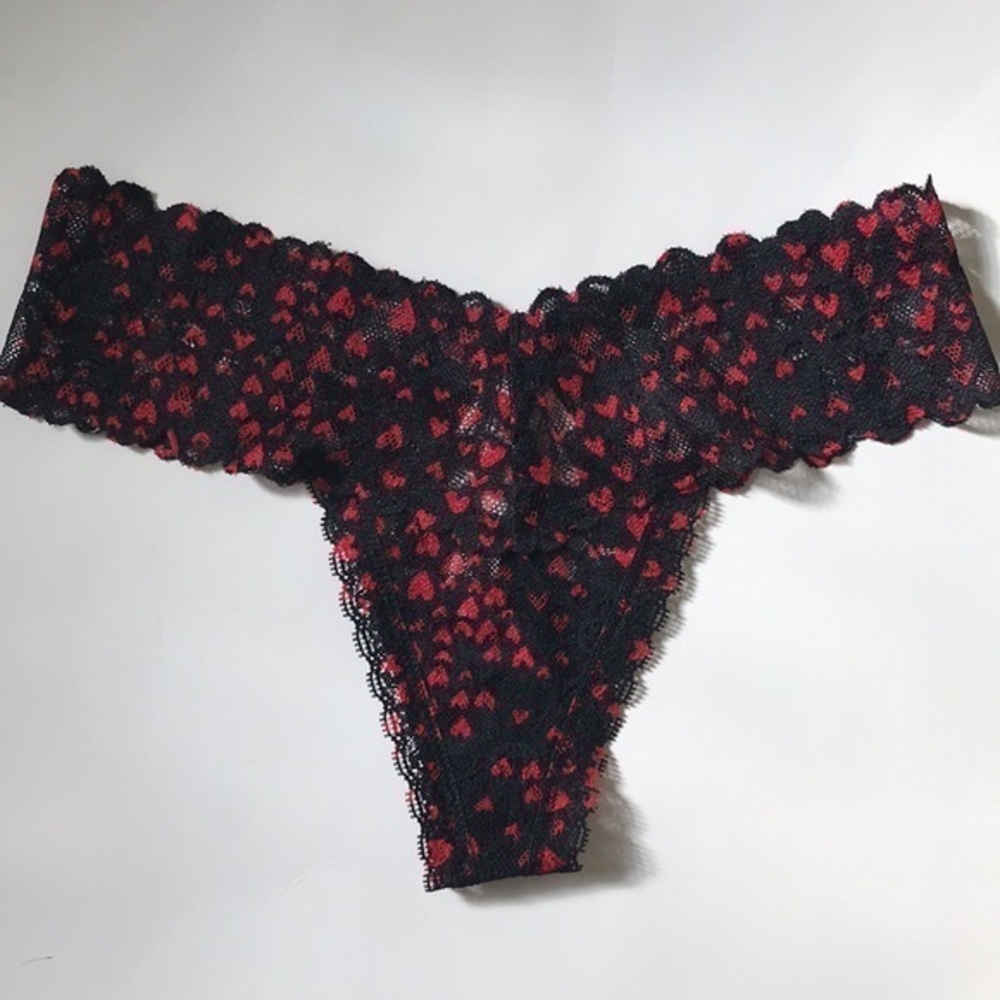 NWT Victoria’s secrets new red hearts/black  thongs. Sz Xs